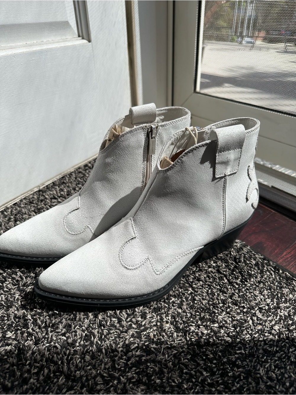 NWT Janet & Janet size 8 White Suede Ankle Booties with Side Zip